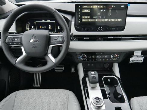 Used 2025 Mitsubishi Outlander AWD image 16