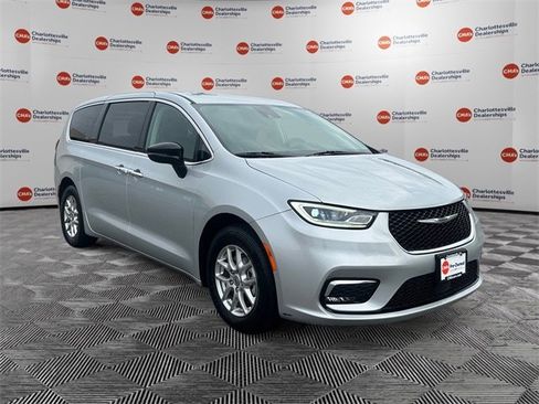 Used 2024 Chrysler Pacifica Touring-L image 7