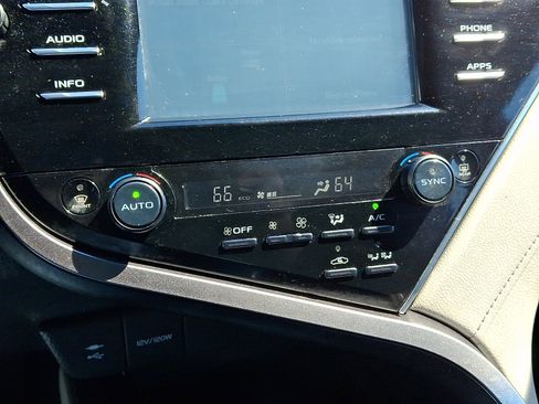 Used 2018 Toyota Camry LE image 14