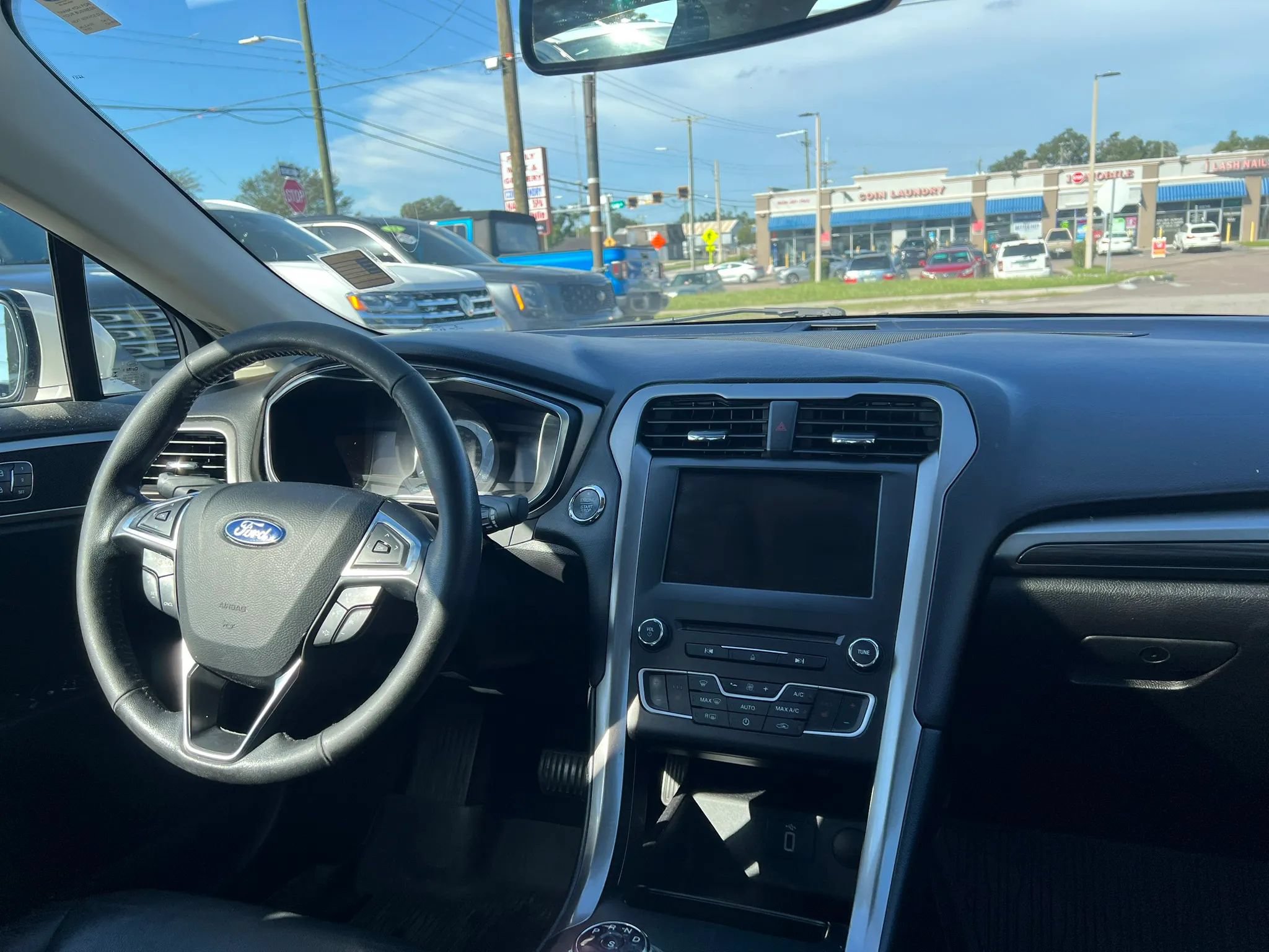 Used 2017 Ford Fusion SE w/ Fusion SE Technology Package FWD image 14