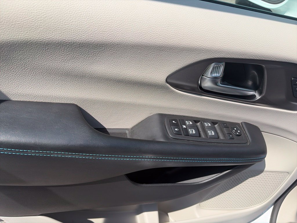 Used 2021 Chrysler Pacifica Touring-L w/ Uconnect Theater Family Group FWD image 17
