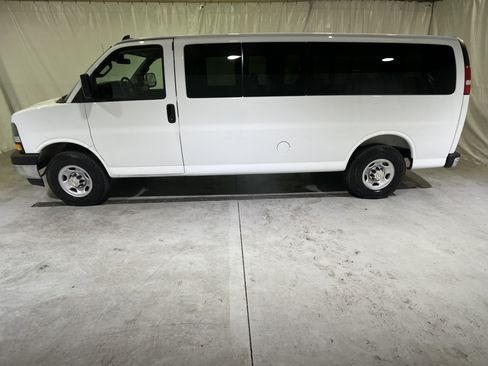 Used 2025 Chevrolet Express 3500 LT w/ LT Preferred Equipment Group RWD image 7