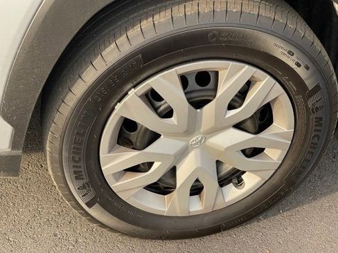 Used 2024 Toyota Corolla Cross L image 25