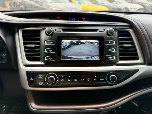 Used 2019 Toyota Highlander LE AWD/4WD image 32