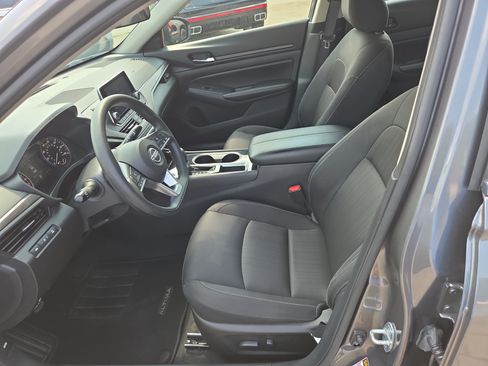 Used 2024 Nissan Altima 2.5 SV FWD image 5