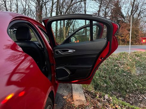 Used 2017 Alfa Romeo Giulia w/ Sport Appearance Package image 29