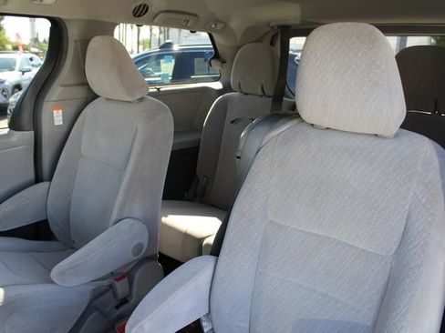 Used 2017 Toyota Sienna LE FWD image 30