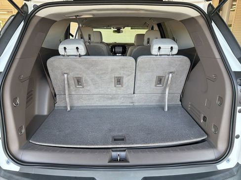 Used 2018 Chevrolet Traverse LT image 11