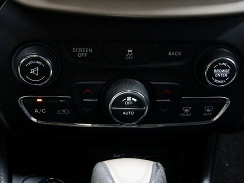 Used 2016 Jeep Cherokee Latitude w/ Comfort/Convenience Group AWD/4WD image 30