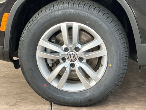 Used 2017 Volkswagen Tiguan S image 32