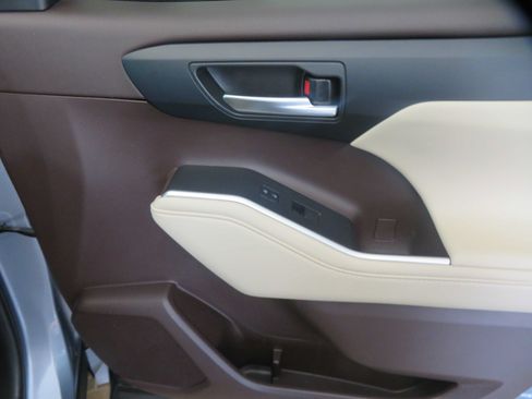 Used 2021 Toyota Highlander XLE FWD image 27