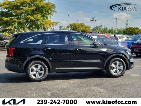 Used 2023 Kia Sorento LX FWD image 5