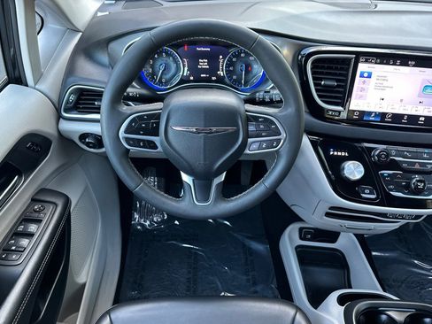 Used 2023 Chrysler Pacifica Touring-L image 13