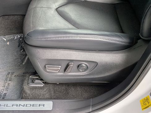 Certified 2024 Toyota Highlander Limited FWD image 12