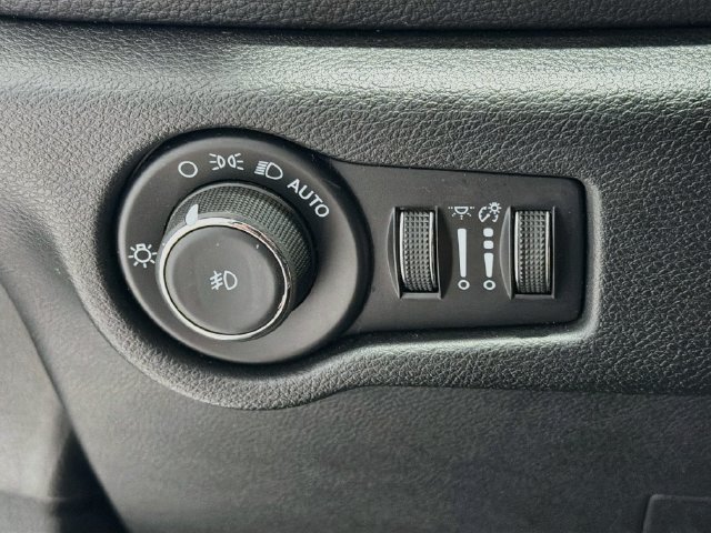 Used 2025 Chrysler Pacifica Limited FWD image 11