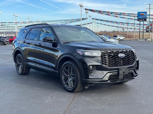 Used 2025 Ford Explorer ST-Line w/ ST-Line Street Pack image 3