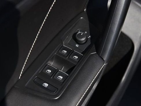 Used 2023 Volkswagen Tiguan SE w/ Panoramic Sunroof Package image 8