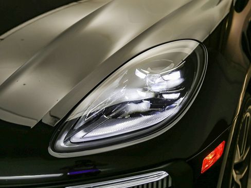 Certified 2023 Porsche Macan S AWD/4WD image 11