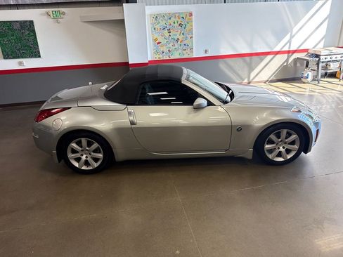 Used 2004 Nissan 350Z Enthusiast w/ Side Airbags Pkg image 22