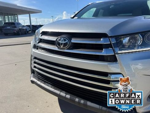 Used 2017 Toyota Highlander Limited FWD image 2
