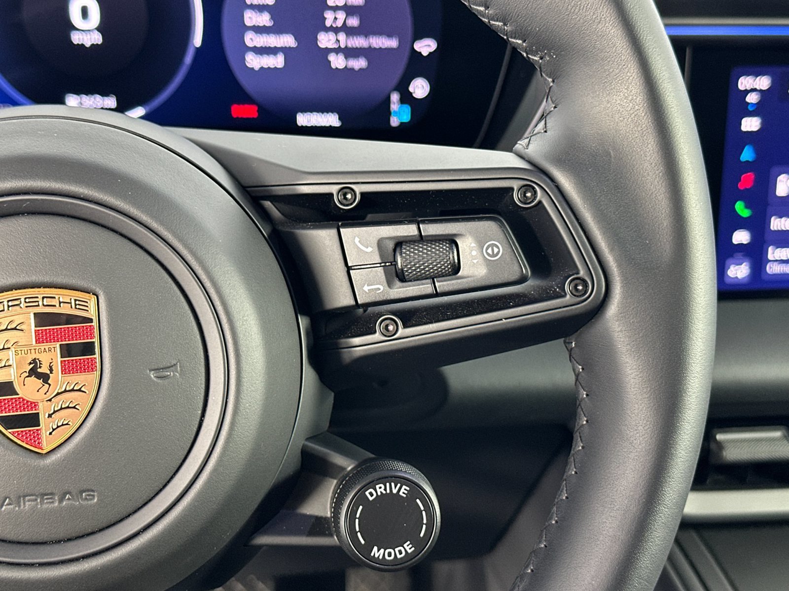 Certified 2025 Porsche Macan Electric RWD image 30