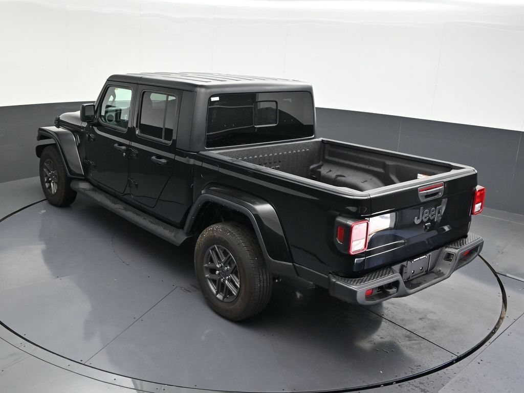 Used 2025 Jeep Gladiator Sport AWD/4WD image 16