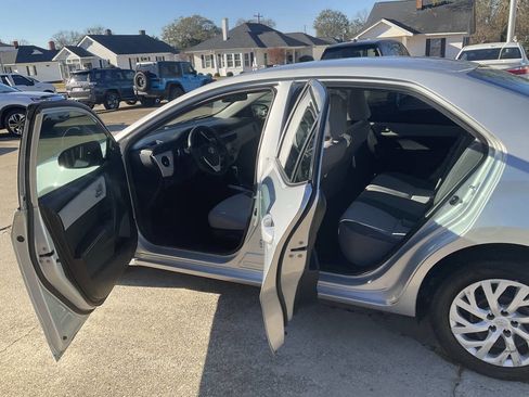 Used 2018 Toyota Corolla LE image 9