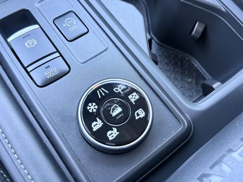 Used 2025 Nissan Pathfinder S image 65