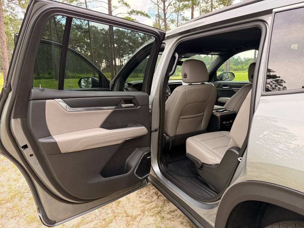 Used 2026 GMC Acadia Elevation w/ Elevation Premium Package FWD image 25