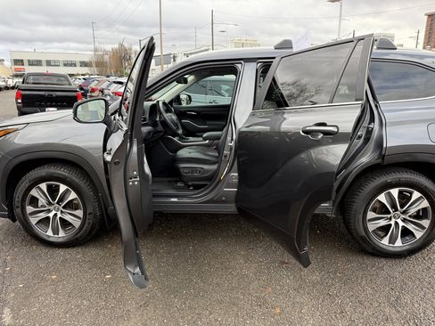 Certified 2023 Toyota Highlander XLE image 20
