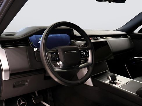 Certified 2025 Land Rover Range Rover SE image 19