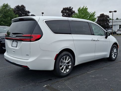 Used 2026 Chrysler Pacifica Select AWD/4WD image 3