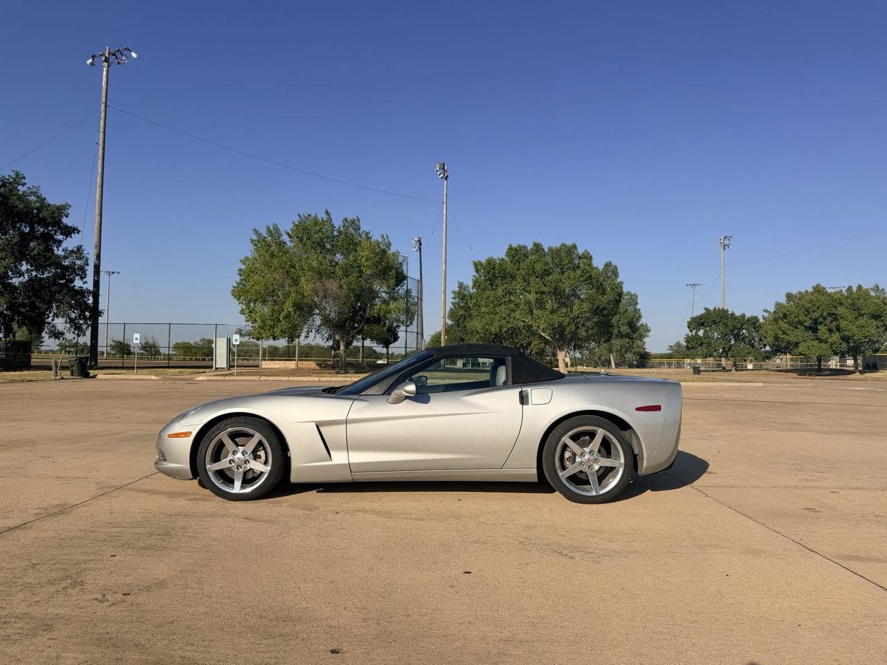 Used 2005 Chevrolet Corvette Convertible w/ Preferred Equipment Group RWD image 2