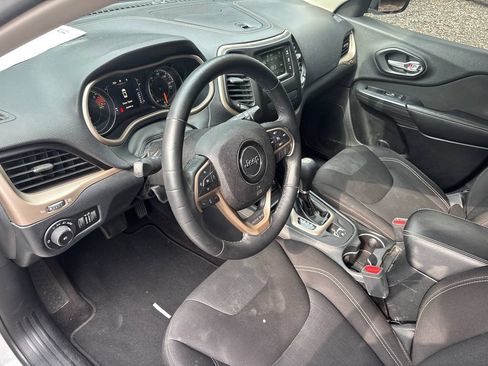 Used 2016 Jeep Cherokee Latitude FWD image 15