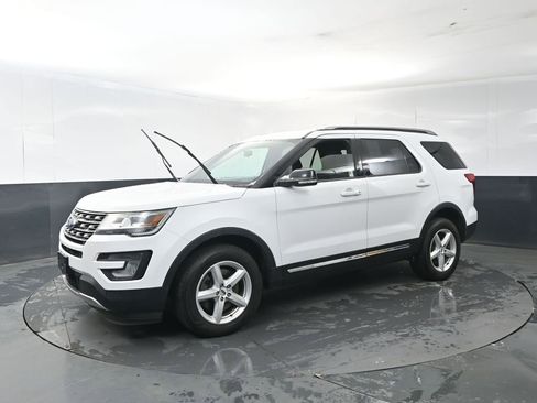 Used 2017 Ford Explorer XLT AWD/4WD image 2