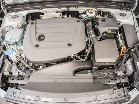 Certified 2025 Volvo XC40 B5 Ultra w/ Climate Package image 20