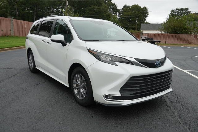 Used 2024 Toyota Sienna XLE FWD image 1