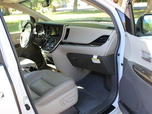 Used 2017 Toyota Sienna XLE Premium image 18