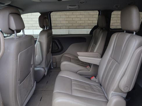 Used 2014 Chrysler Town & Country Touring FWD image 18