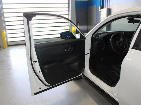 Used 2023 Honda HR-V LX image 7