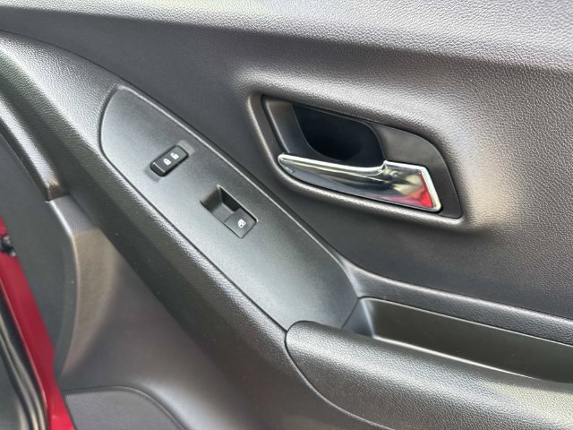 Used 2019 Chevrolet Trax LT w/ LT Convenience Package FWD image 14