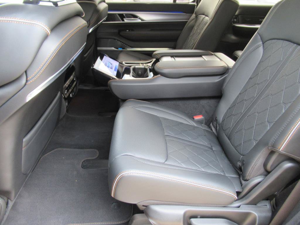 Used 2023 Jeep Grand Wagoneer Series III AWD/4WD image 24