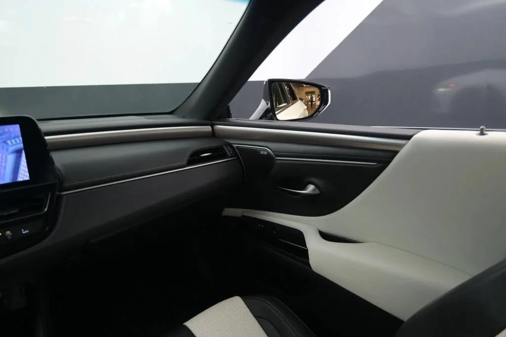 Used 2024 Lexus ES 350 F Sport w/ Accessory Package (Z2) FWD image 33