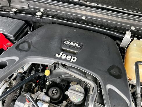 Used 2020 Jeep Wrangler Unlimited Sahara AWD/4WD image 35