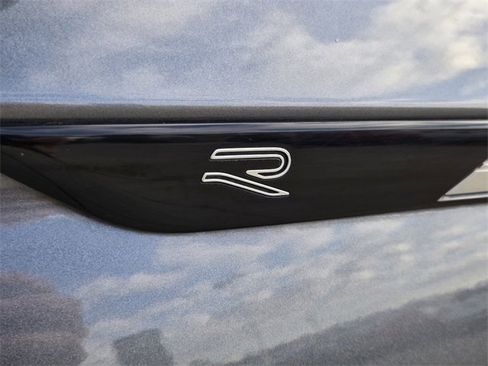 Used 2023 Volkswagen Tiguan SE R-Line image 2