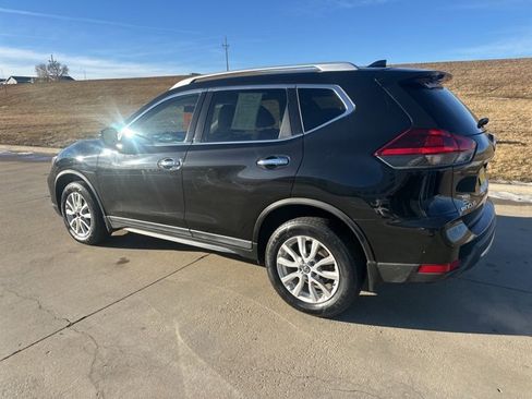 Used 2018 Nissan Rogue SV w/ Premium Package image 4