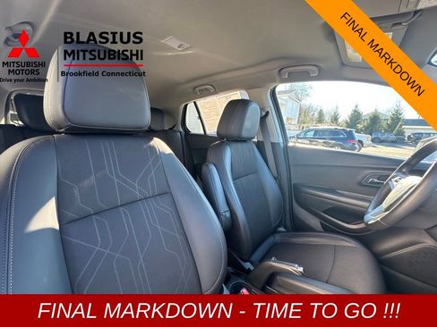 Used 2022 Chevrolet Trax LT w/ LT Convenience Package image 17