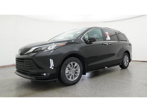 New 2026 Toyota Sienna XLE image 17