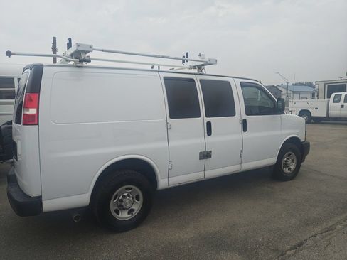 Used 2018 Chevrolet Express 2500 w/ Driver Convenience Package RWD image 6