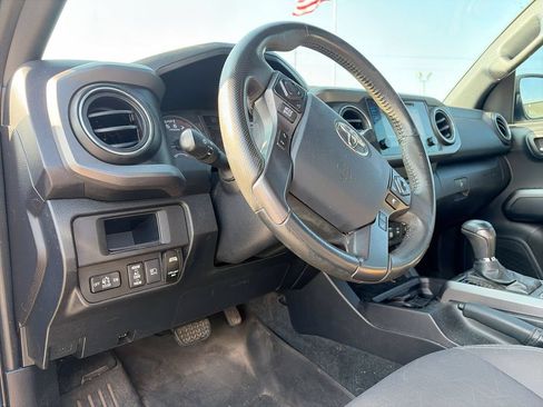 Used 2019 Toyota Tacoma TRD Sport AWD/4WD image 11